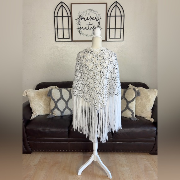 Beautiful Handmade White & Black Crochet Fringe Cover Shawl Floral One Size - Picture 7 of 10